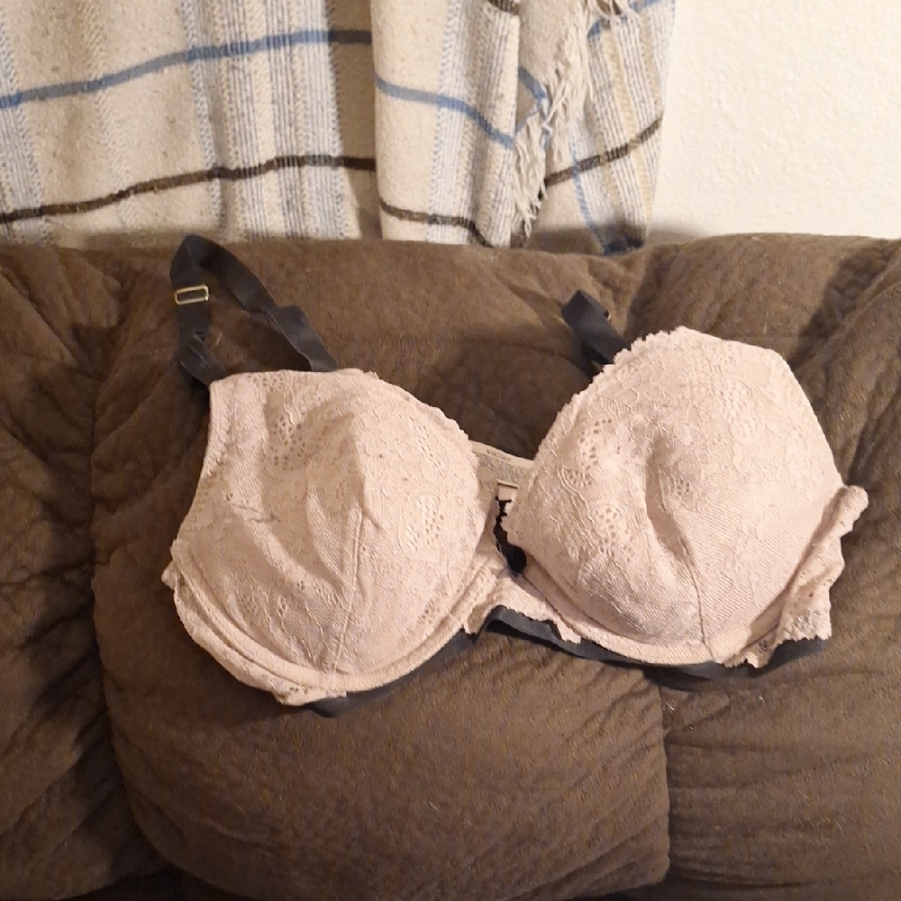 Victoria's Secret Lace Bra in Cream and Black